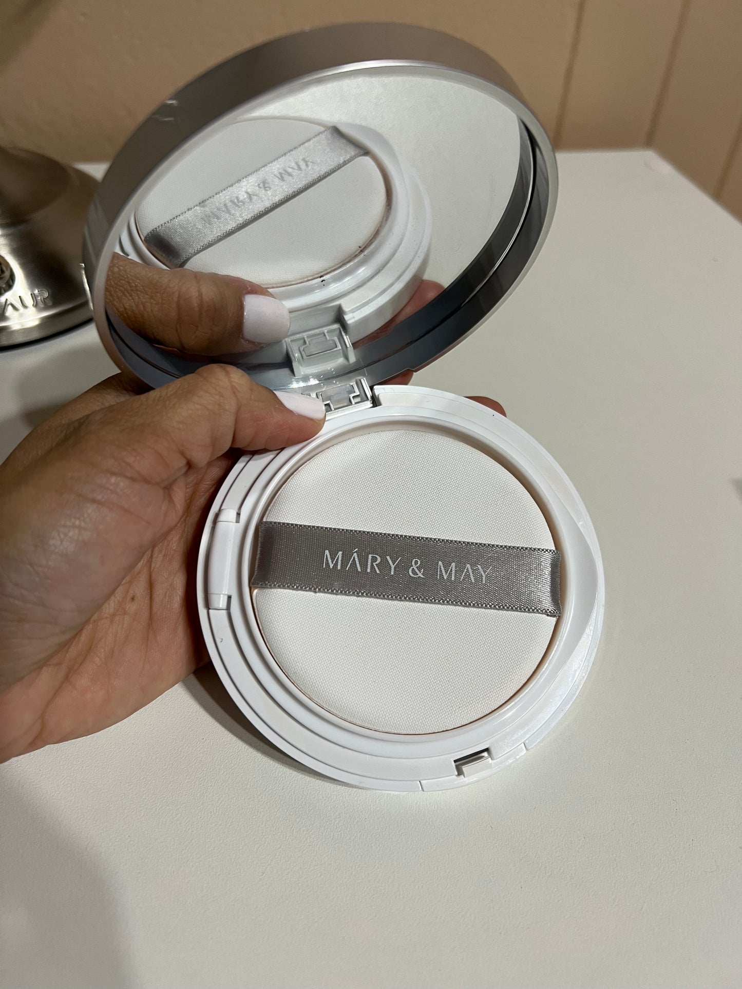 Mary and May Sun cushion, 50+ SPF50+PA++++. Zinc Oxide (UVA1- en UVA2, UVB), Titanium Dioxide (UVA2 en UVB).