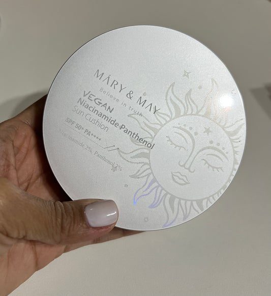 Mary and May Sun cushion, 50+ SPF50+PA++++. Zinc Oxide (UVA1- en UVA2, UVB), Titanium Dioxide (UVA2 en UVB).